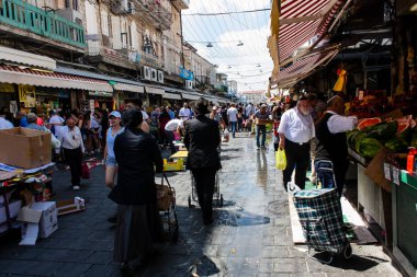 Kudüs İsrail 1 Haziran 2018 ve sabah Kudüs'te Mahane Yehuda markette alışveriş bilinmeyenli insan görünümü