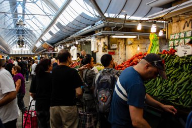 Kudüs İsrail 1 Haziran 2018 ve sabah Kudüs'te Mahane Yehuda markette alışveriş bilinmeyenli insan görünümü