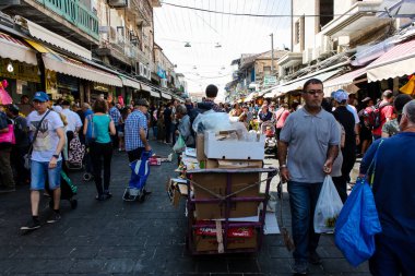 Kudüs İsrail 1 Haziran 2018 ve sabah Kudüs'te Mahane Yehuda markette alışveriş bilinmeyenli insan görünümü