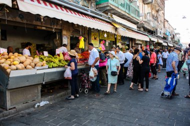 Kudüs İsrail 1 Haziran 2018 ve sabah Kudüs'te Mahane Yehuda markette alışveriş bilinmeyenli insan görünümü