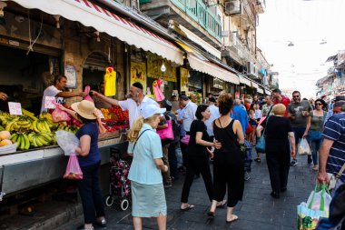 Kudüs İsrail 1 Haziran 2018 ve sabah Kudüs'te Mahane Yehuda markette alışveriş bilinmeyenli insan görünümü
