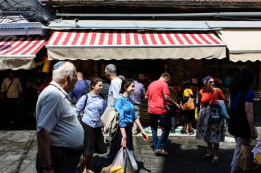 Kudüs İsrail 1 Haziran 2018 ve sabah Kudüs'te Mahane Yehuda markette alışveriş bilinmeyenli insan görünümü