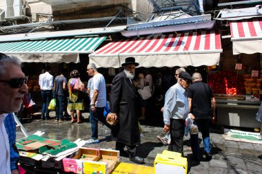 Kudüs İsrail 1 Haziran 2018 ve sabah Kudüs'te Mahane Yehuda markette alışveriş bilinmeyenli insan görünümü