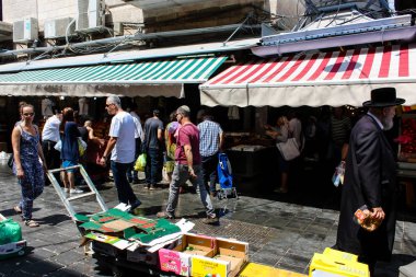 Kudüs İsrail 1 Haziran 2018 ve sabah Kudüs'te Mahane Yehuda markette alışveriş bilinmeyenli insan görünümü