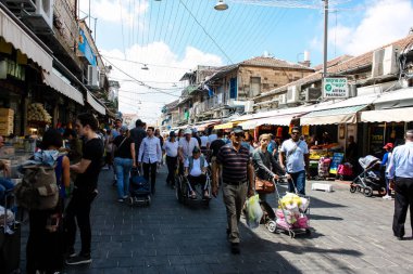 Kudüs İsrail 1 Haziran 2018 ve sabah Kudüs'te Mahane Yehuda markette alışveriş bilinmeyenli insan görünümü
