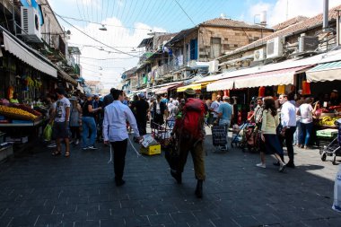 Kudüs İsrail 1 Haziran 2018 ve sabah Kudüs'te Mahane Yehuda markette alışveriş bilinmeyenli insan görünümü