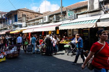 Kudüs İsrail 1 Haziran 2018 ve sabah Kudüs'te Mahane Yehuda markette alışveriş bilinmeyenli insan görünümü