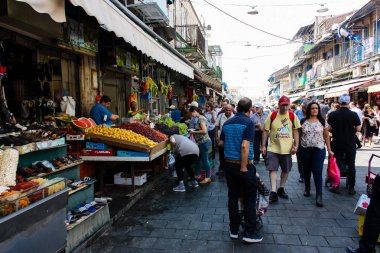 Kudüs İsrail 1 Haziran 2018 ve sabah Kudüs'te Mahane Yehuda markette alışveriş bilinmeyenli insan görünümü