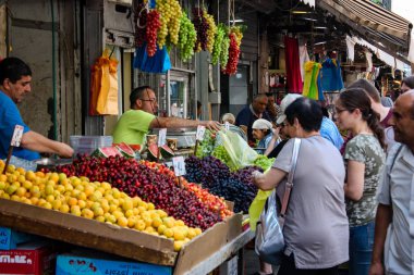 Kudüs İsrail 1 Haziran 2018 ve sabah Kudüs'te Mahane Yehuda markette alışveriş bilinmeyenli insan görünümü