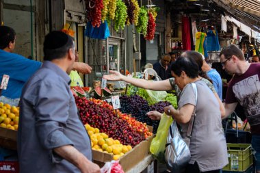 Kudüs İsrail 1 Haziran 2018 ve sabah Kudüs'te Mahane Yehuda markette alışveriş bilinmeyenli insan görünümü