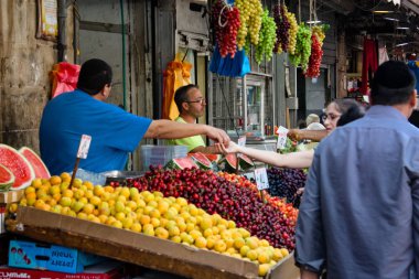 Kudüs İsrail 1 Haziran 2018 ve sabah Kudüs'te Mahane Yehuda markette alışveriş bilinmeyenli insan görünümü