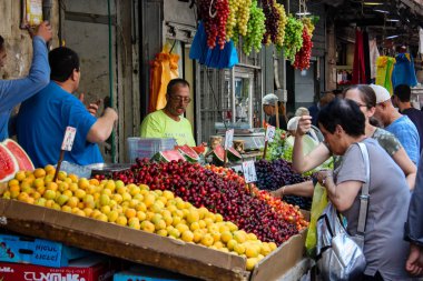Kudüs İsrail 1 Haziran 2018 ve sabah Kudüs'te Mahane Yehuda markette alışveriş bilinmeyenli insan görünümü