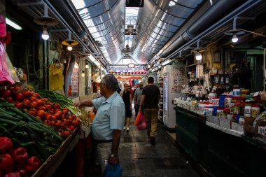 Kudüs İsrail 1 Haziran 2018 ve sabah Kudüs'te Mahane Yehuda markette alışveriş bilinmeyenli insan görünümü