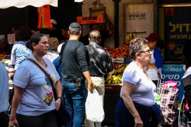 Kudüs İsrail 1 Haziran 2018 ve sabah Kudüs'te Mahane Yehuda markette alışveriş bilinmeyenli insan görünümü