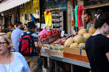 Kudüs İsrail 1 Haziran 2018 ve sabah Kudüs'te Mahane Yehuda markette alışveriş bilinmeyenli insan görünümü