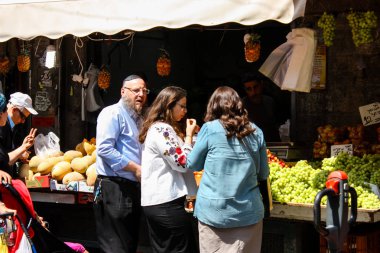 Kudüs İsrail 1 Haziran 2018 ve sabah Kudüs'te Mahane Yehuda markette alışveriş bilinmeyenli insan görünümü