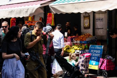 Kudüs İsrail 1 Haziran 2018 ve sabah Kudüs'te Mahane Yehuda markette alışveriş bilinmeyenli insan görünümü