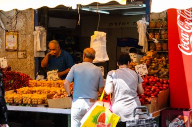 Kudüs İsrail 1 Haziran 2018 ve sabah Kudüs'te Mahane Yehuda markette alışveriş bilinmeyenli insan görünümü