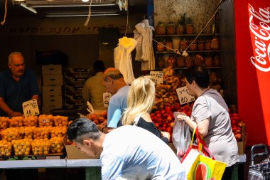 Kudüs İsrail 1 Haziran 2018 ve sabah Kudüs'te Mahane Yehuda markette alışveriş bilinmeyenli insan görünümü
