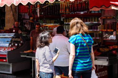 Kudüs İsrail 1 Haziran 2018 ve sabah Kudüs'te Mahane Yehuda markette alışveriş bilinmeyenli insan görünümü