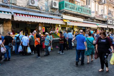 Kudüs İsrail 1 Haziran 2018 ve sabah Kudüs'te Mahane Yehuda markette alışveriş bilinmeyenli insan görünümü