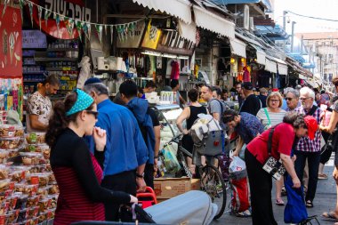 Kudüs İsrail 1 Haziran 2018 ve sabah Kudüs'te Mahane Yehuda markette alışveriş bilinmeyenli insan görünümü