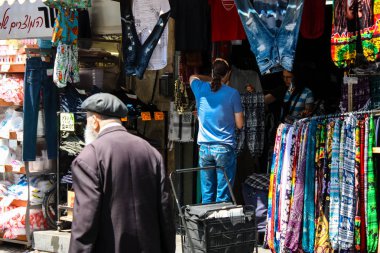 Kudüs İsrail 1 Haziran 2018 ve sabah Kudüs'te Mahane Yehuda markette alışveriş bilinmeyenli insan görünümü