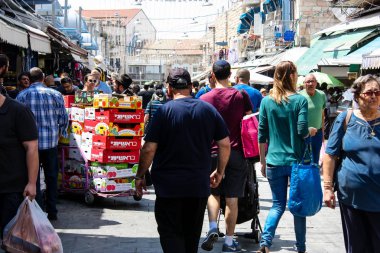 Kudüs İsrail 1 Haziran 2018 ve sabah Kudüs'te Mahane Yehuda markette alışveriş bilinmeyenli insan görünümü