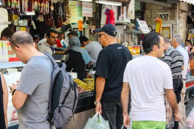Kudüs İsrail 1 Haziran 2018 ve sabah Kudüs'te Mahane Yehuda markette alışveriş bilinmeyenli insan görünümü