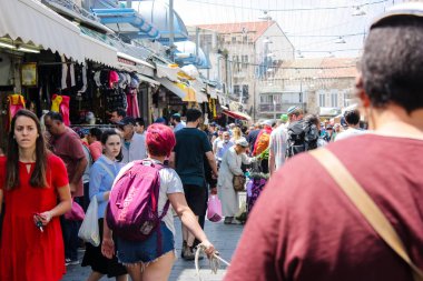 Kudüs İsrail 1 Haziran 2018 ve sabah Kudüs'te Mahane Yehuda markette alışveriş bilinmeyenli insan görünümü