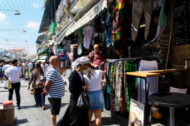 Kudüs İsrail 1 Haziran 2018 ve sabah Kudüs'te Mahane Yehuda markette alışveriş bilinmeyenli insan görünümü