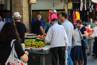 Kudüs İsrail 1 Haziran 2018 ve sabah Kudüs'te Mahane Yehuda markette alışveriş bilinmeyenli insan görünümü