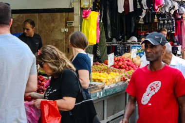 Kudüs İsrail 1 Haziran 2018 ve sabah Kudüs'te Mahane Yehuda markette alışveriş bilinmeyenli insan görünümü