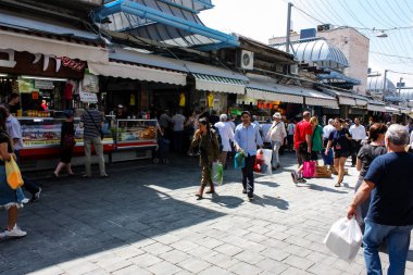 Kudüs İsrail 1 Haziran 2018 ve sabah Kudüs'te Mahane Yehuda markette alışveriş bilinmeyenli insan görünümü