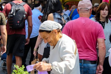 Kudüs İsrail 1 Haziran 2018 ve sabah Kudüs'te Mahane Yehuda markette alışveriş bilinmeyenli insan görünümü