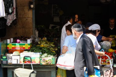 Kudüs İsrail 1 Haziran 2018 ve sabah Kudüs'te Mahane Yehuda markette alışveriş bilinmeyenli insan görünümü