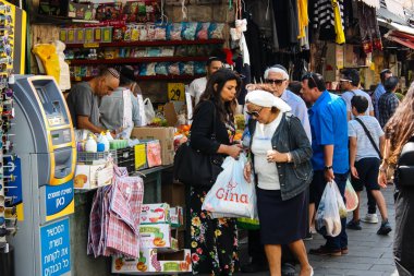 Kudüs İsrail 1 Haziran 2018 ve sabah Kudüs'te Mahane Yehuda markette alışveriş bilinmeyenli insan görünümü