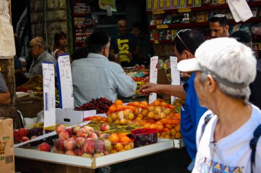 Kudüs İsrail 1 Haziran 2018 ve sabah Kudüs'te Mahane Yehuda markette alışveriş bilinmeyenli insan görünümü