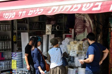 Kudüs İsrail 1 Haziran 2018 ve sabah Kudüs'te Mahane Yehuda markette alışveriş bilinmeyenli insan görünümü