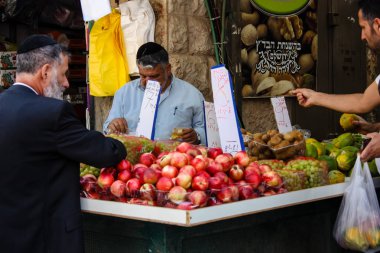 Kudüs İsrail 1 Haziran 2018 ve sabah Kudüs'te Mahane Yehuda markette alışveriş bilinmeyenli insan görünümü