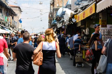 Kudüs İsrail 1 Haziran 2018 ve sabah Kudüs'te Mahane Yehuda markette alışveriş bilinmeyenli insan görünümü