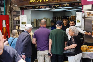 Kudüs İsrail 1 Haziran 2018 ve sabah Kudüs'te Mahane Yehuda markette alışveriş bilinmeyenli insan görünümü