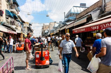 Kudüs İsrail 1 Haziran 2018 ve sabah Kudüs'te Mahane Yehuda markette alışveriş bilinmeyenli insan görünümü