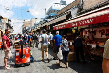 Kudüs İsrail 1 Haziran 2018 ve sabah Kudüs'te Mahane Yehuda markette alışveriş bilinmeyenli insan görünümü