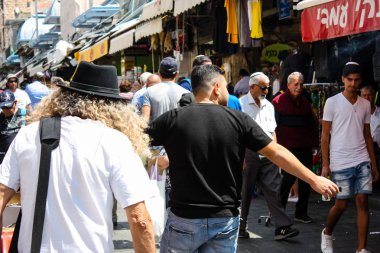 Kudüs İsrail 1 Haziran 2018 ve sabah Kudüs'te Mahane Yehuda markette alışveriş bilinmeyenli insan görünümü