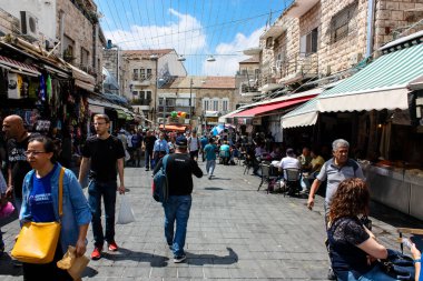 Kudüs İsrail 1 Haziran 2018 ve sabah Kudüs'te Mahane Yehuda markette alışveriş bilinmeyenli insan görünümü