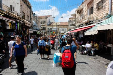 Kudüs İsrail 1 Haziran 2018 ve sabah Kudüs'te Mahane Yehuda markette alışveriş bilinmeyenli insan görünümü