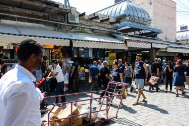 Kudüs İsrail 1 Haziran 2018 ve sabah Kudüs'te Mahane Yehuda markette alışveriş bilinmeyenli insan görünümü