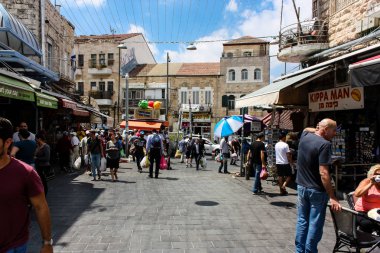 Kudüs İsrail 1 Haziran 2018 ve sabah Kudüs'te Mahane Yehuda markette alışveriş bilinmeyenli insan görünümü