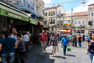 Kudüs İsrail 1 Haziran 2018 ve sabah Kudüs'te Mahane Yehuda markette alışveriş bilinmeyenli insan görünümü